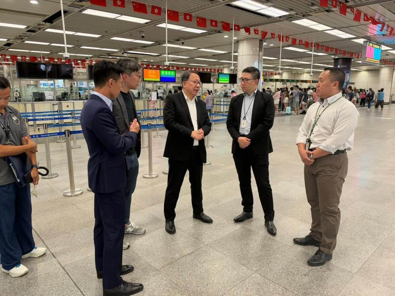 政務司司長陳國基(右三)到新皇崗及深圳灣口岸視察，要求各部門在大型盛事和節慶活動前，做好事前研判和客流預測，及早加開檢查櫃檯和車輛通道，疏導旅客。(Facebook 圖片)