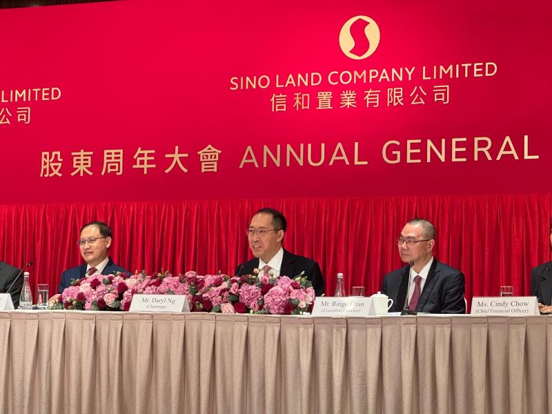 信置主席黃永光（中）表示，對北部充滿信心，將帶領本港進入黃金發展期。方穎暉攝。