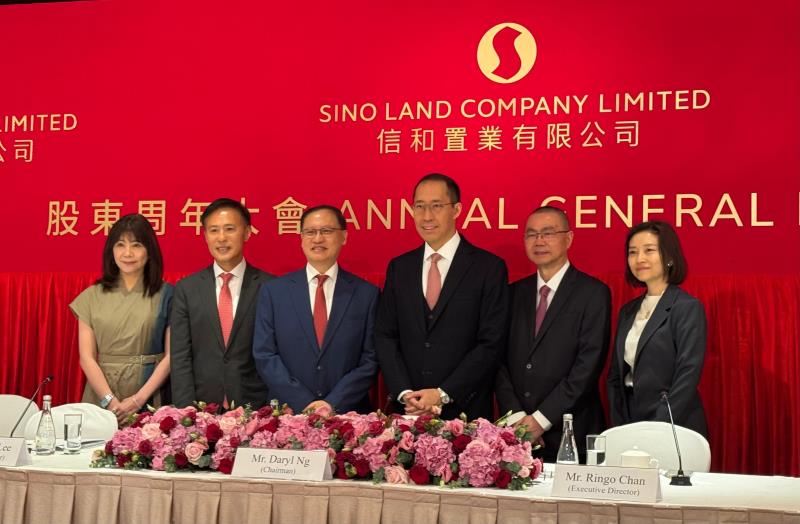 信置管理層在股東周年大會後見記者。方穎暉攝。
