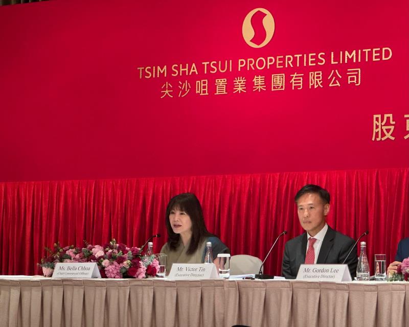 信和集團首席商務總裁蔡碧林（左）表示，本港零售業平穩發展。方穎暉攝。