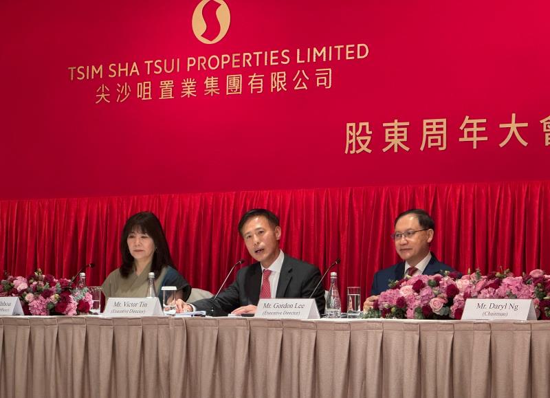 信置執行董事田兆源（中）認為，本港樓市基礎穩固，紅磡「瑅海」有望下月開售。方穎暉攝。