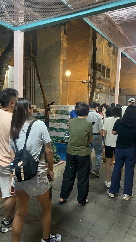 入夜後，仍然有不少市民排隊取水。 （本台攝）