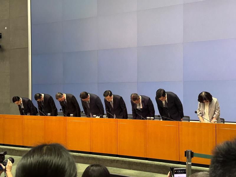 政府公布宏福苑大火報告，行政長官李家超率領眾官員鞠躬道歉。(袁曉琦攝)