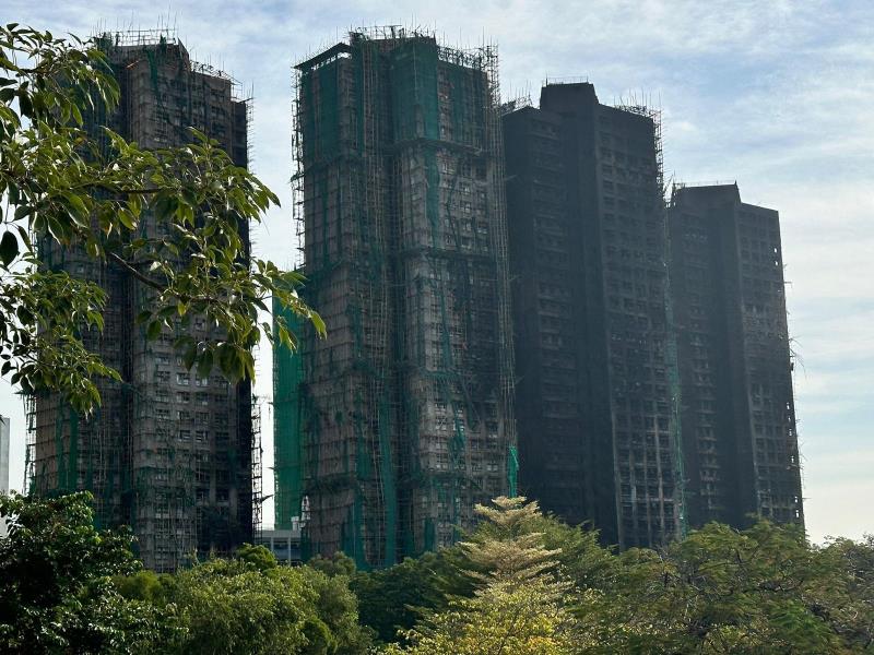 報告點名嚴厲批評有關鍵角色的各承建商、 承辦商、 搭棚公司和物業管理公司，需要負上不同責任。梁雪瑩。