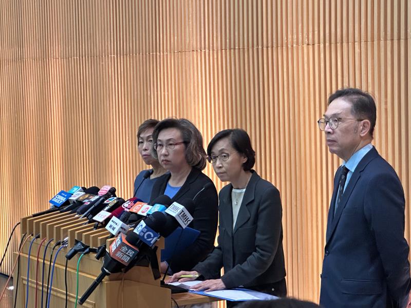 楊何蓓茵(左二)表示，個別部門的缺失不應以偏概全地套用於其他決策局及公務員，強調大部分公務員都盡忠職守。（袁曉琦攝）